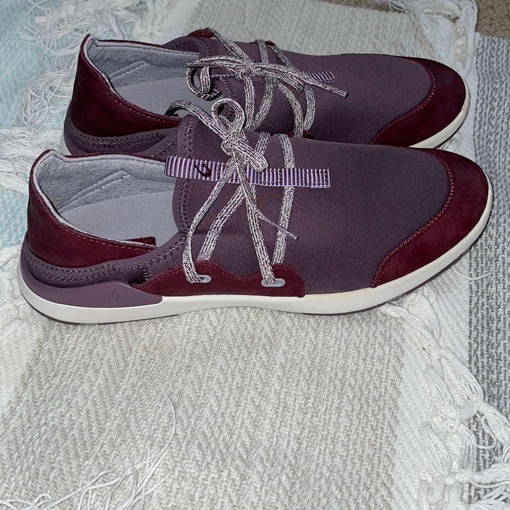OluKai Mikili size 8.5
Excellent condition! Barely worn. Smoke free home.